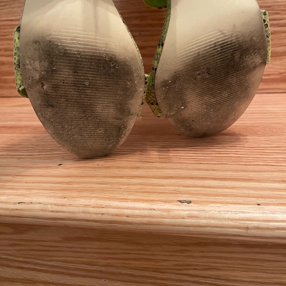 Pre Loved: GREEN STEVE MADDEN SNAKESKIN SANDALS 8.5 - Picture 8 of 13